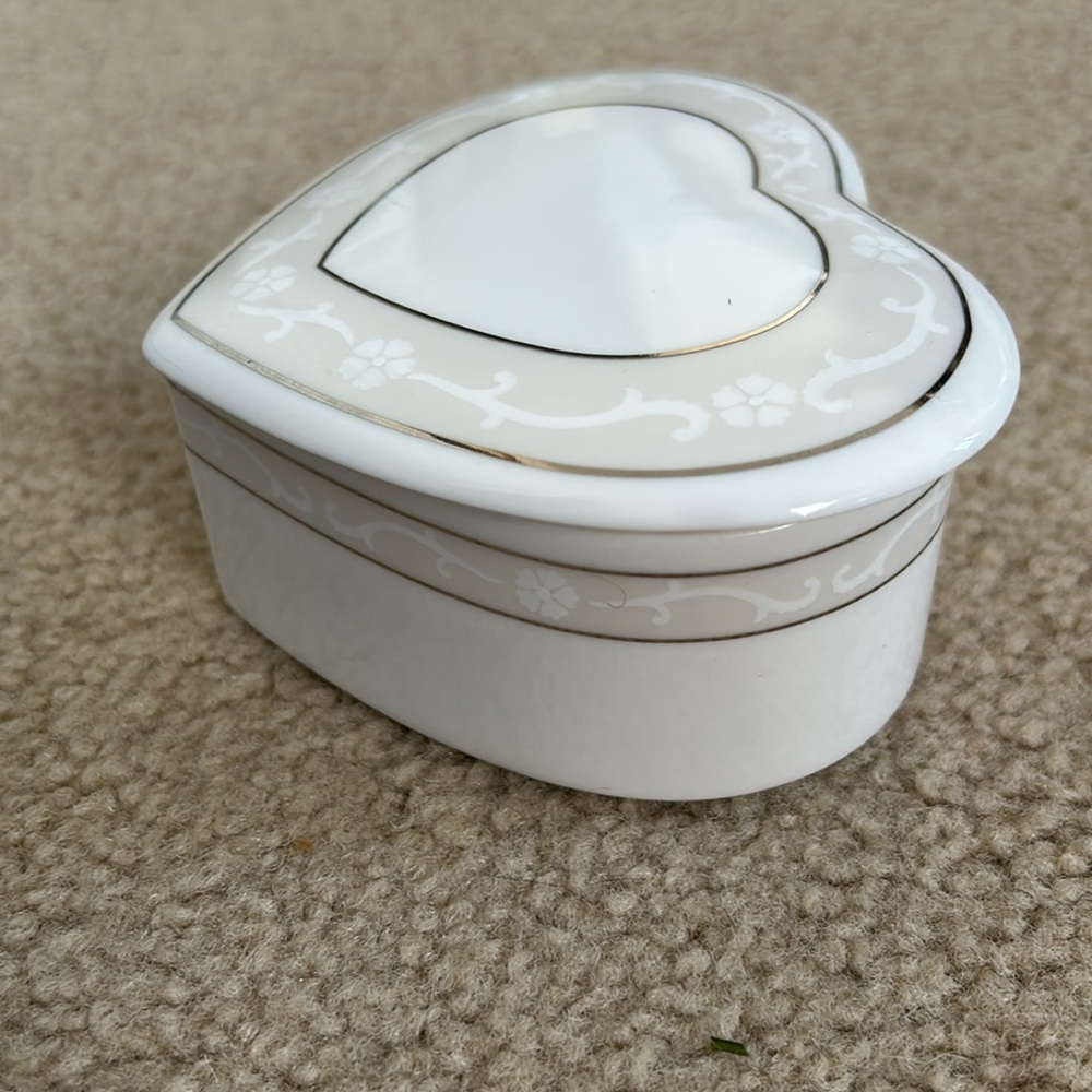 Wedgewood Icing ivory Porcelain Heart Shaped Trinket Box - Picture 7 of 7